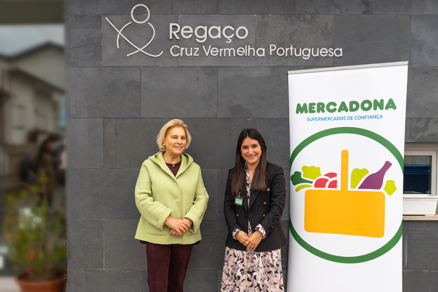 Joana Ribeiro, da Mercadona, e Luisa Tavares Moreira, da Delegaçao da Cruz Vermelha Portuguesa da Povoa de Varzim, na assinatura do acordo de colaboraçao