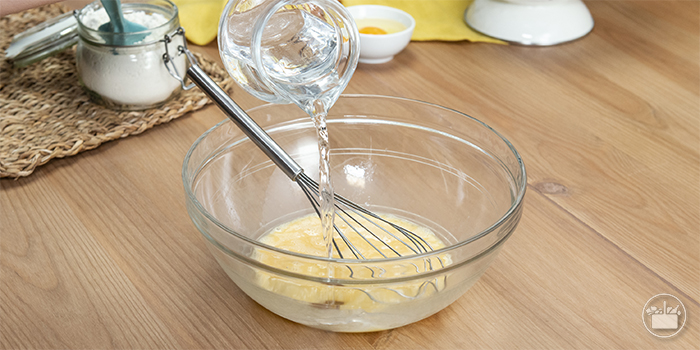 Misturar com os ovos batidos a água. 