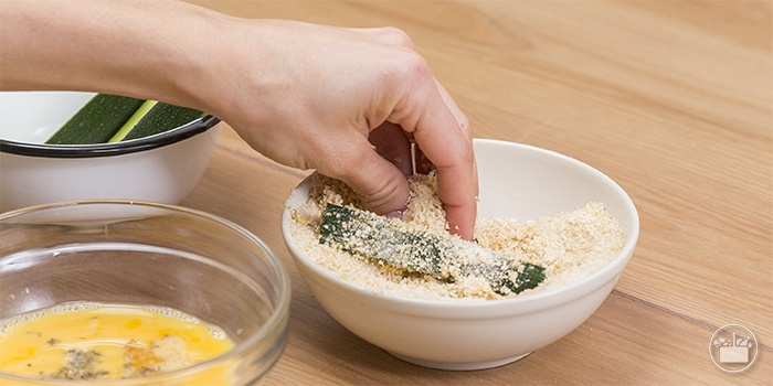 Fazer o mesmo com os pedaços de curgete na sua mistura, ovos e pão ralado.