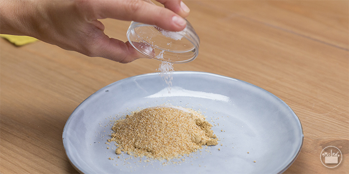 Preparar duas misturas diferentes: para a couve-flor, tem que misturar o sal, o alho e o gengibre. 