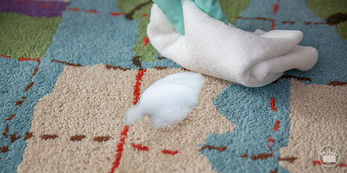 Retirar o excesso de produto com um pano ou uma esponja limpa, que não tenha cores que possam tingir.