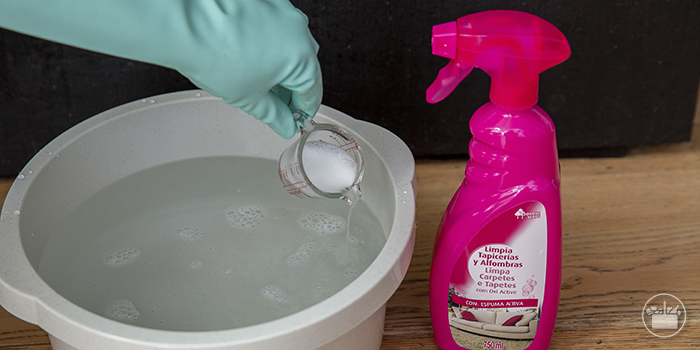 Aplicar o produto, esfregando com uma escova ou uma esponja, sobre a superfície a limpar. 