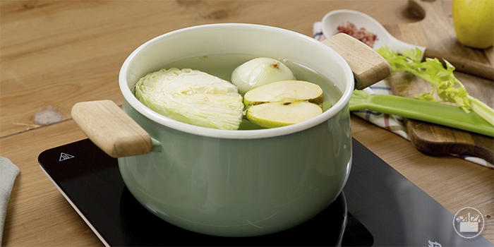Para cozinhar este creme de ervilhas, é necessário preparar antes um caldo: em 2 litros de água, cozer o aipo, o repolho, a cebola, a maçã e o gengibre.