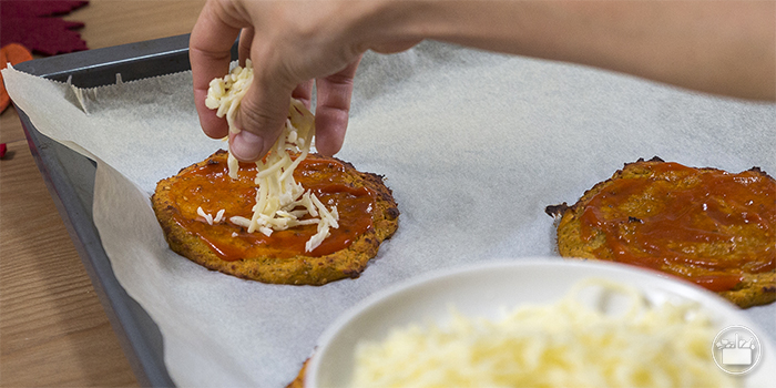 Retirar e colocar em todas bases tomate frito, mozzarella ralada e fiambre. 