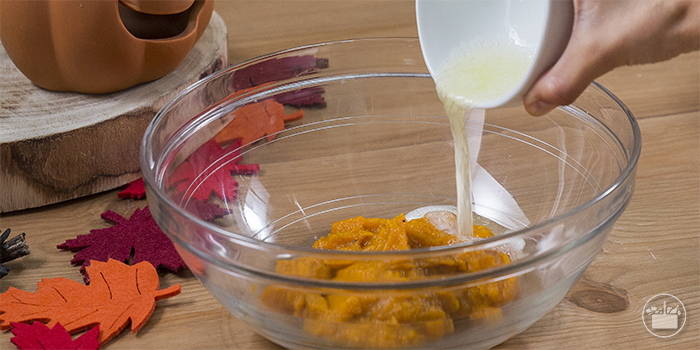 Adicionar ao puré de abóbora a clara batida, o sal, o alho granulado e uma pitada de pimenta preta.