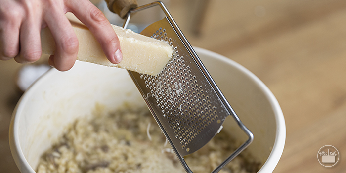 Adicionar uma noz de manteiga e o queijo ralado. Mexer vigorosamente até que tudo fique bem misturado. 