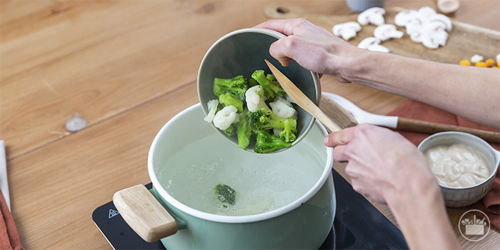 Ferver os brócolos e a couve-flor durante 5 minutos em água e sal.