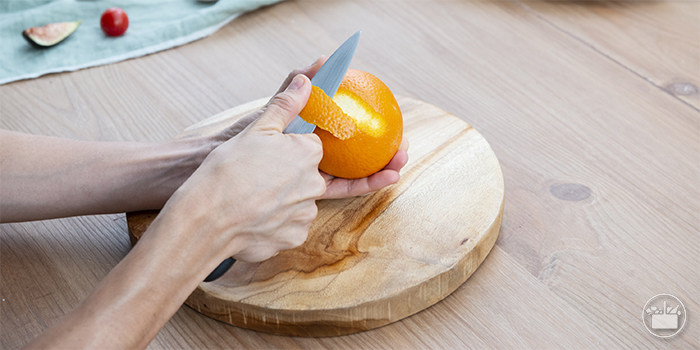 Cortar uma tira de casca de laranja. 