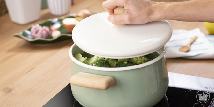 Ferver os brócolos: quando começar a ferver, deixe ferver durante 10-15 minutos.