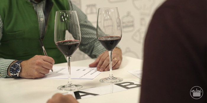 Os clientes participam em provas cegas com os vinhos selecionados.