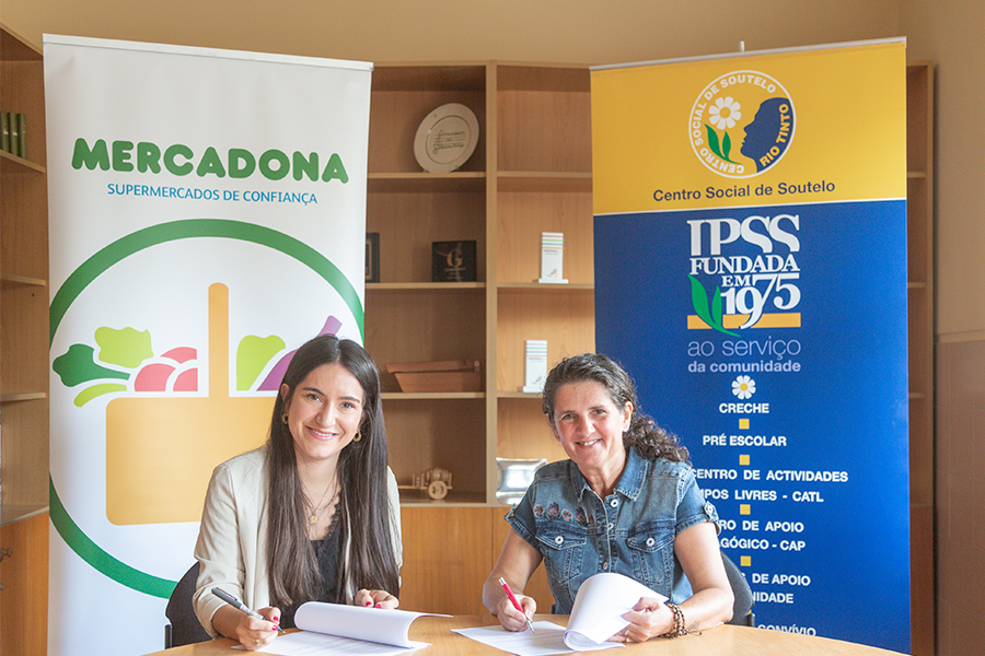 Joana Ribeiro, da Mercadona, e Sandra Felgueiras, Pres. da direção do Centro Social de Soutelo, na assinatura do acordo de colaboração.