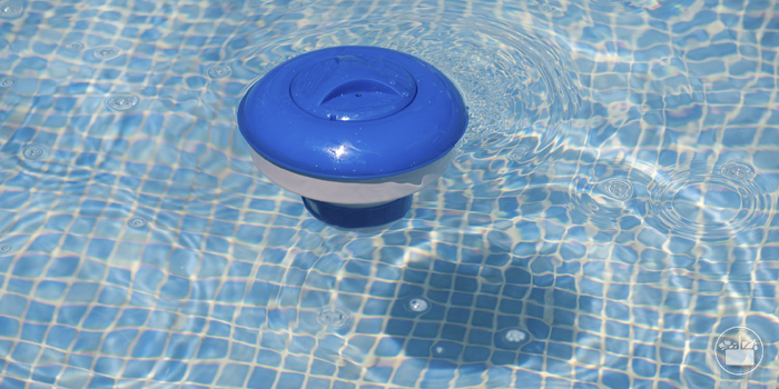 Para manter a água em perfeito estado, é necessário adicionar cloro à água da piscina. 