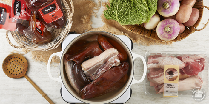 Colocar todas as carnes num tacho com água e deixar cozinhar em lume médio/baixo.