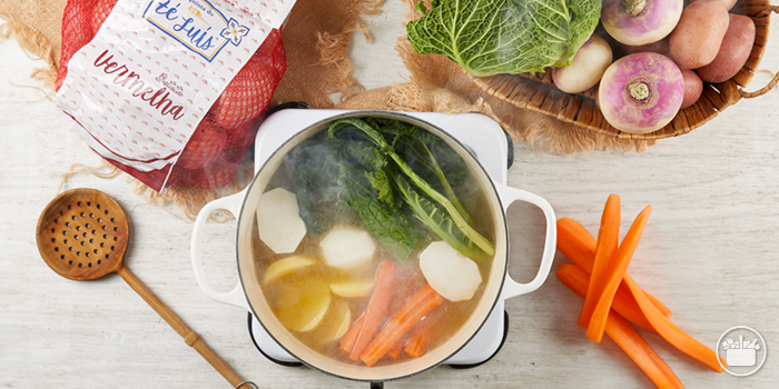 Cozer as batatas, as cenouras e os nabos, descascados e cortados ao meio, na água do cozido. 