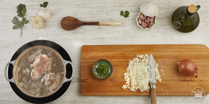 Cozer o chispe em água durante 1 hora e 30 minutos ou até a carne ficar tenra.