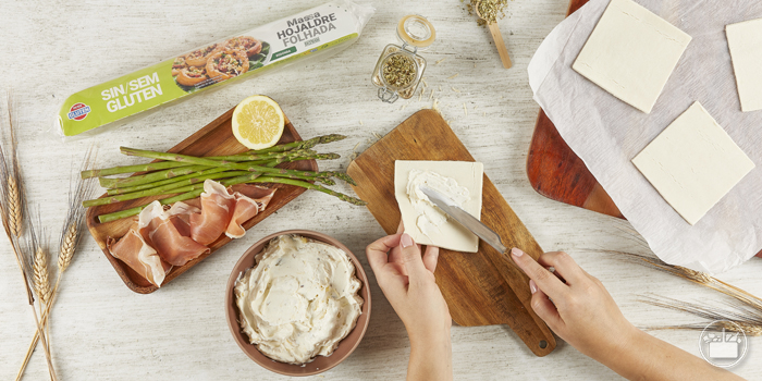 Corte 8 quadrados de massa folhada, pique levemente com um garfo e espalhe a mistura de queijo por cima.
