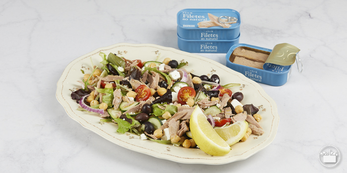 Com Filetes de atum ao Natural: Salada Mediterrânica com Atum.