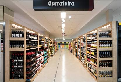 Secção da Garrafeira, loja de Canidelo, Vila Nova de Gaia.