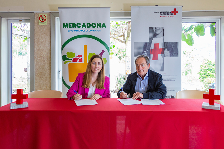 Sofia Cardoso, da Mercadona, e Armando Osório, Presidente da Direção da Delegação da Cruz Vermelha Portuguesa de Braga, na assinatura do acordo de colaboração