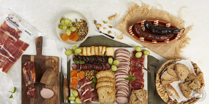 Surpreenda os seus convidados com uma apetitosa tábua de enchidos.