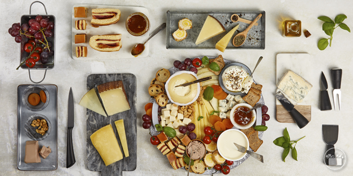 Surpreenda os seus convidados com uma apetitosa tábua de queijos.