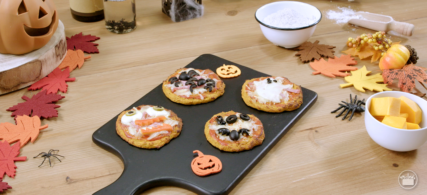Saiba como preparar umas Mini Pizzas de Halloween para se divertir com os mais pequenos.