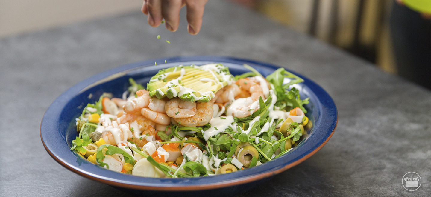 Uma Salada de Delícias do Mar é uma opção ideal para ou seus almoços ou jantares de verão. Experimente a nossa receita!