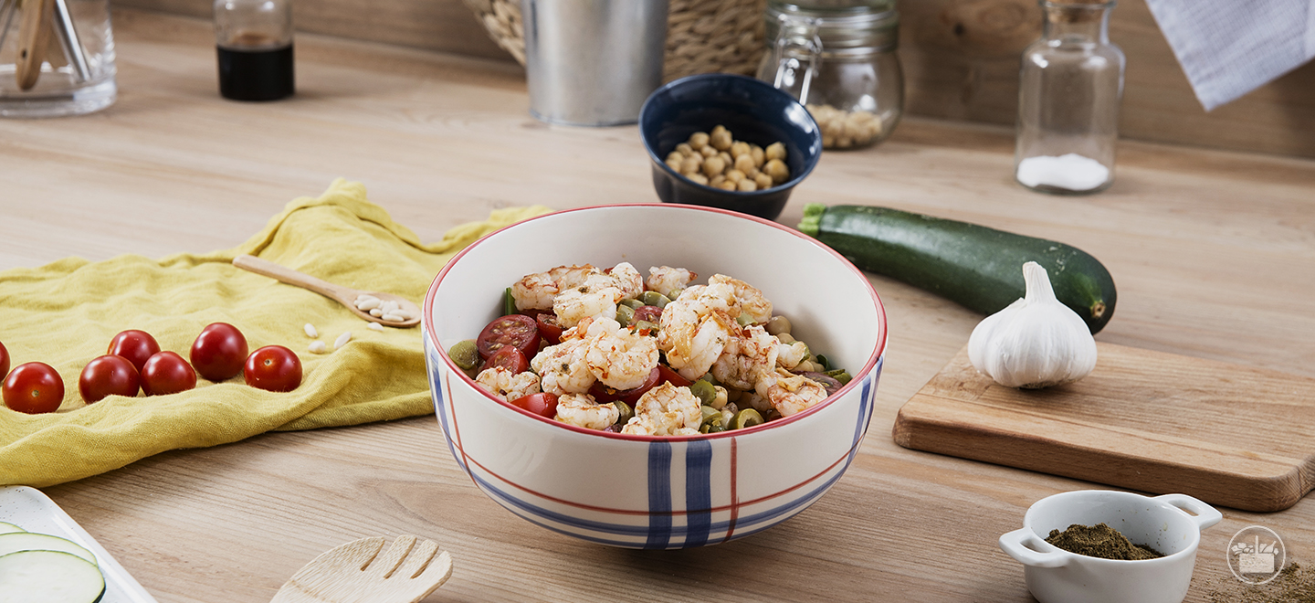 Saiba como preparar uma deliciosa receita de Salada de Grão-de-bico com camarão.