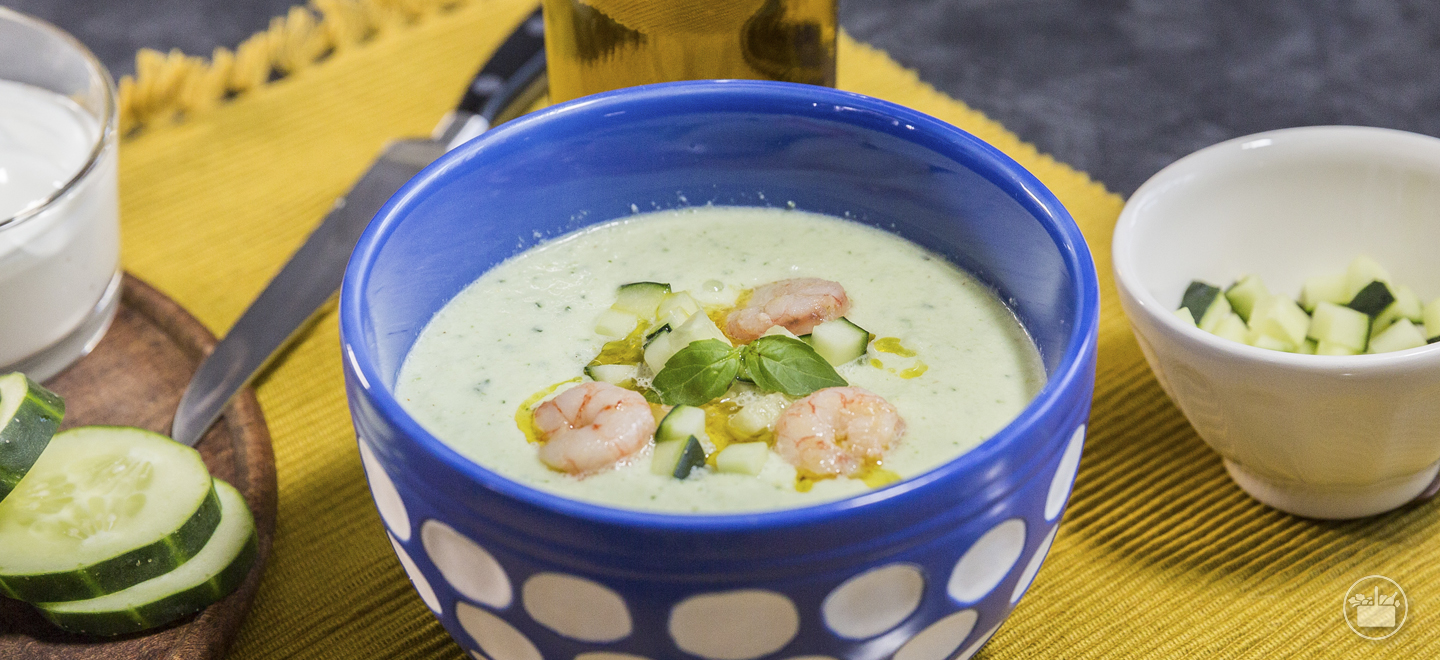Receita de Sopa fria de Pepino e Iogurte grego com um toque especial de sabor a camarão salteado.